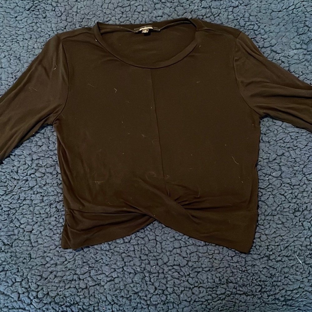 Long sleeve crop top with twist in the front